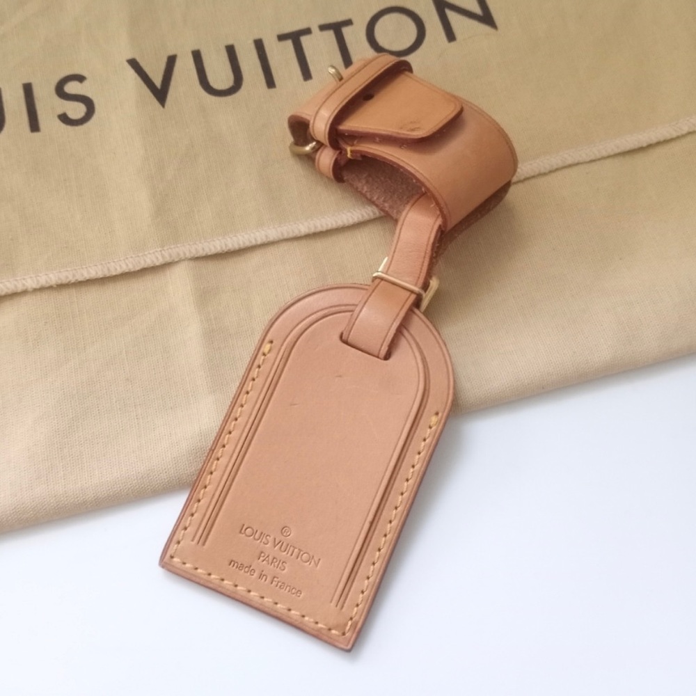 LIKE NEW Louis Vuitton Tag & Poignet